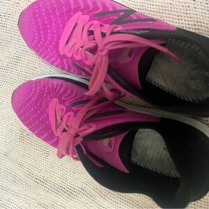 New balance fresh foam 860 V11 running shoes big kids size fits women 8.5 too